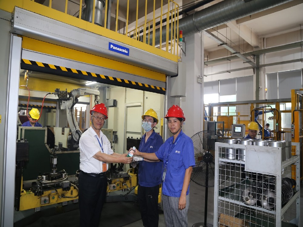 高温炎暑送清冷 凝心聚力保出产