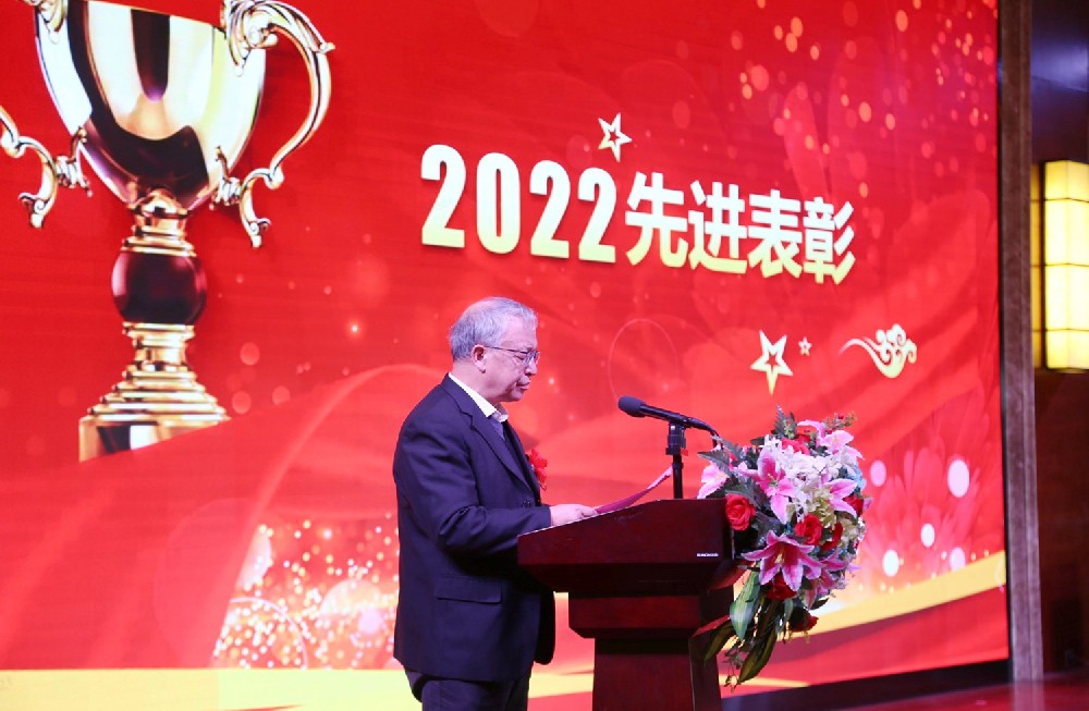 踔严振奋，开放妄想