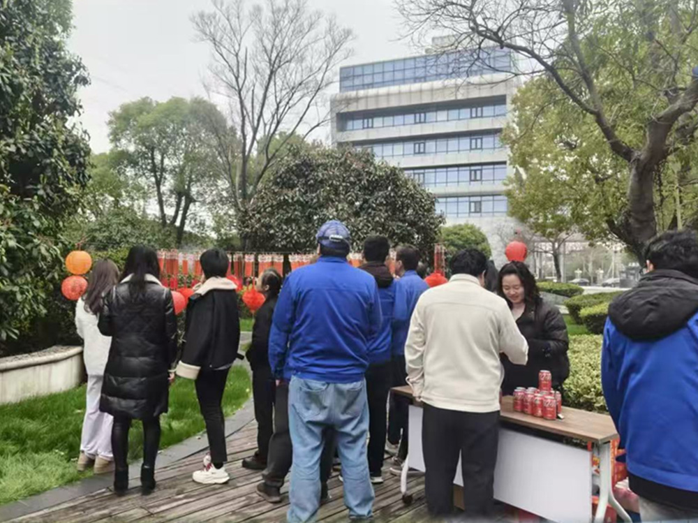 百乐博高科进杏装猜字谜、吃汤圆”主题慰问活动